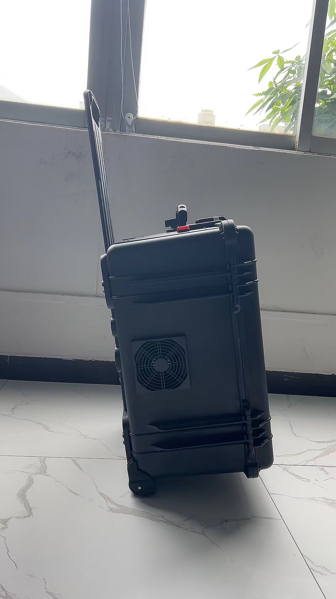 老边手拉箱型移动通信干扰器